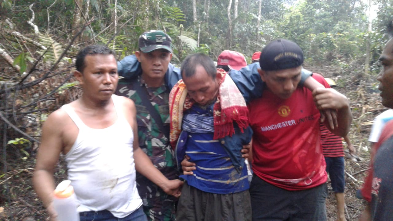 Tim Sar Gabungan saat melakukan Evakuasi Rahmat (60) yang hilang tiga hari 